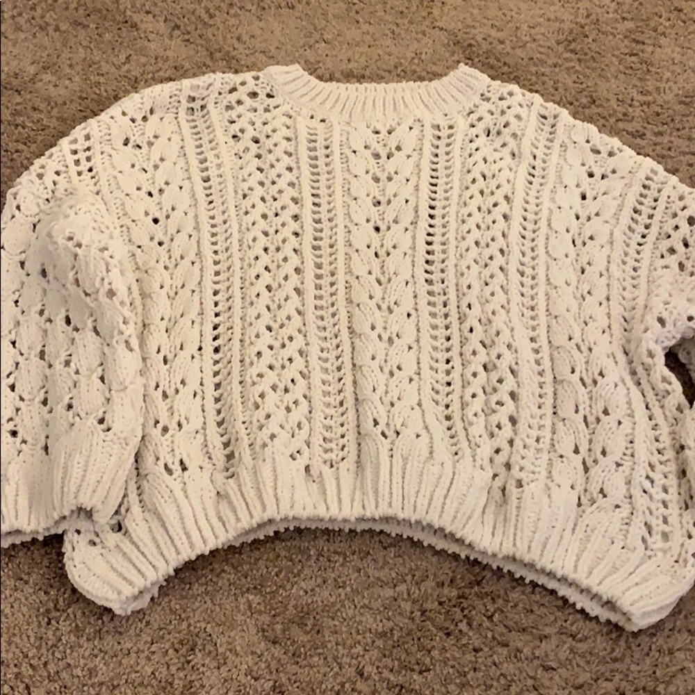 Women’s knit cream sweater gently used.
